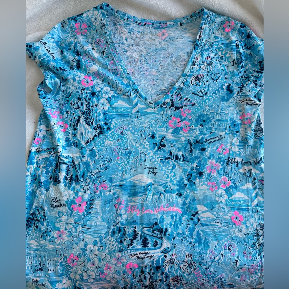 GUC Lilly Pulitzer Etta V-Neck - Lilly Loves North Carolina - Picture 5 of 5